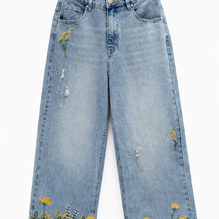 Verkürzte Jeans mit Blumenstickerei und Pailletten in Hellblau
