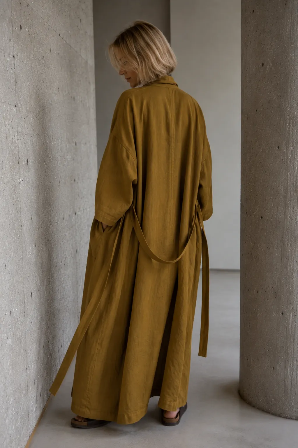 Langes Leinen-Kimonokleid mit Gürtel in Senf