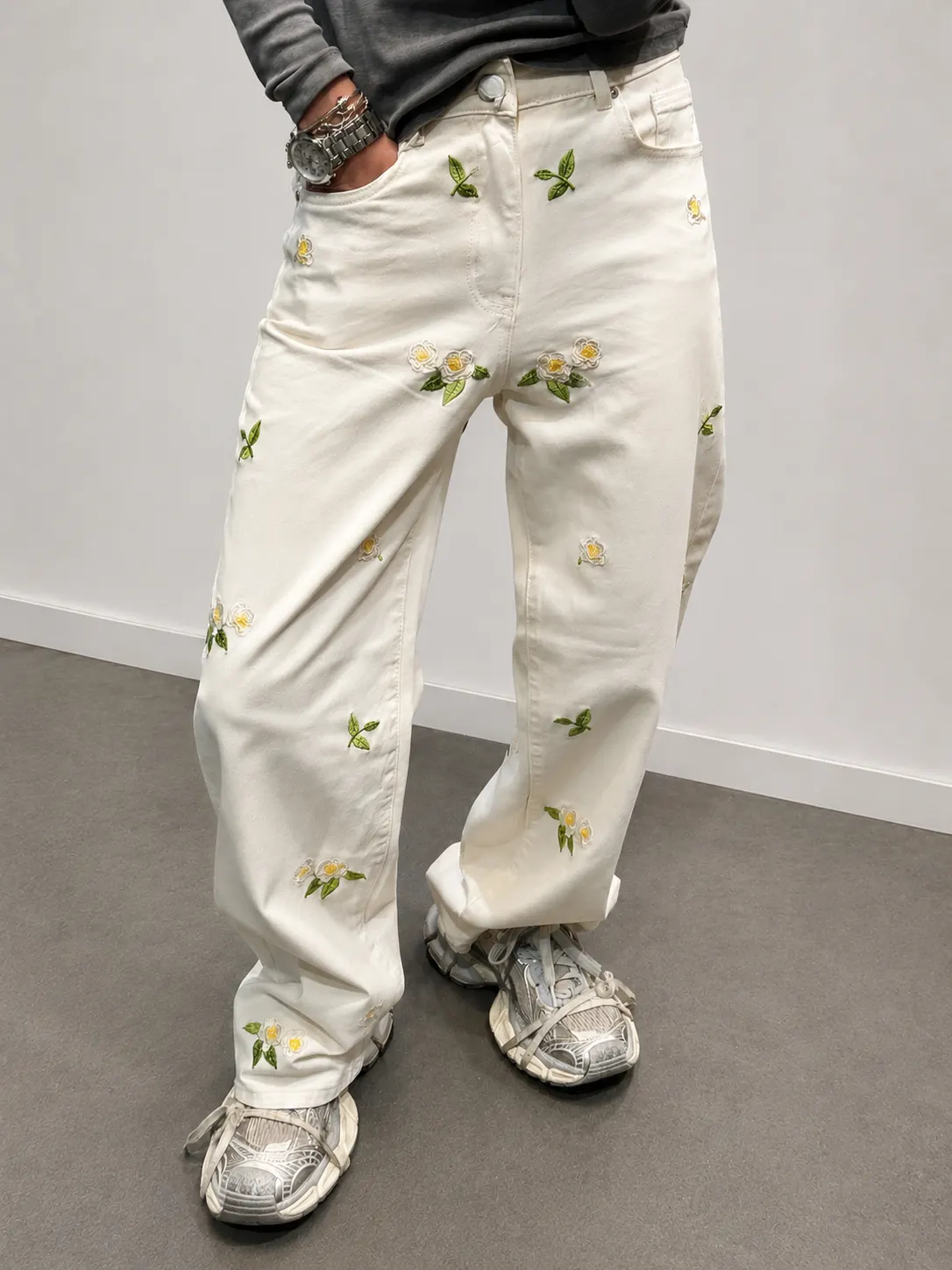 Jeans mit Blumenstickerei in Weiß