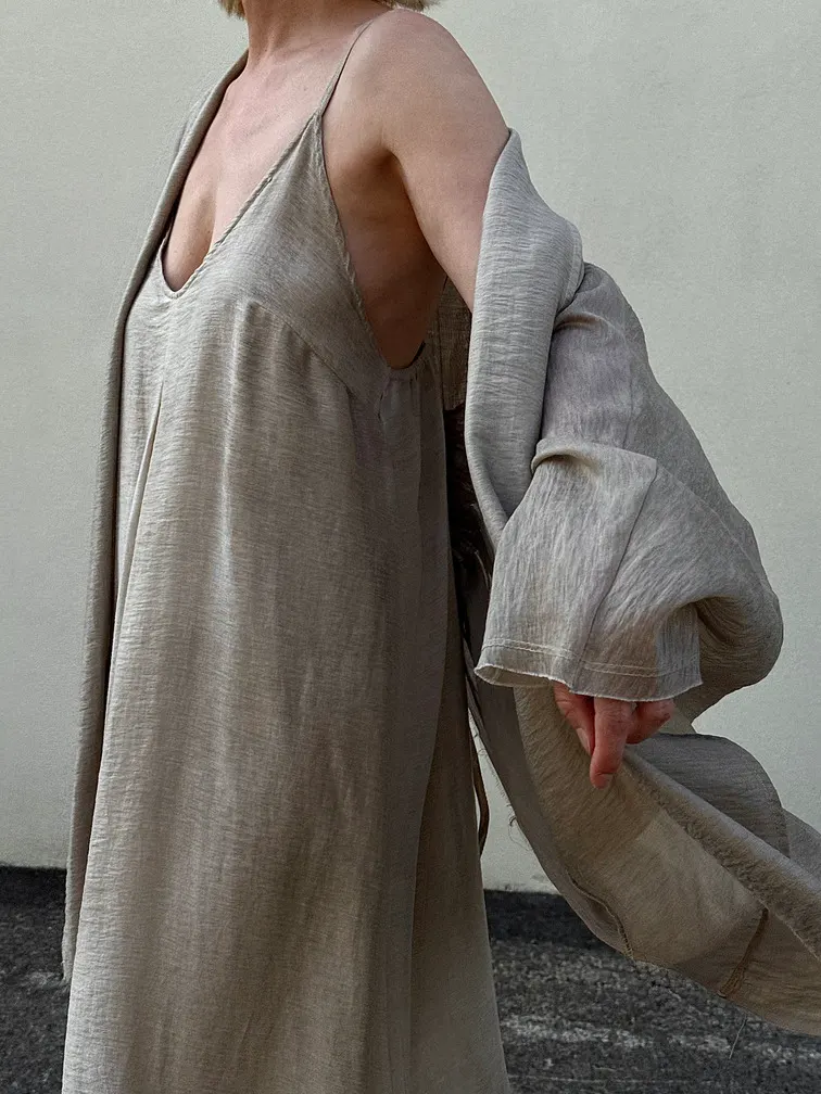 Langes Trägerkleid mit Washed-Effect in Beige
