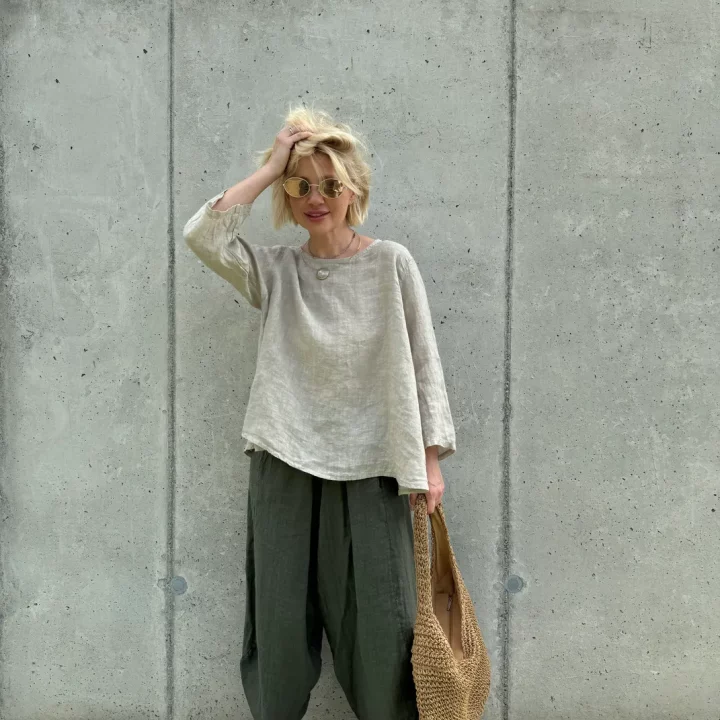 Cropped-Leinenhemd mit Knöpfen am Rücken in Beige