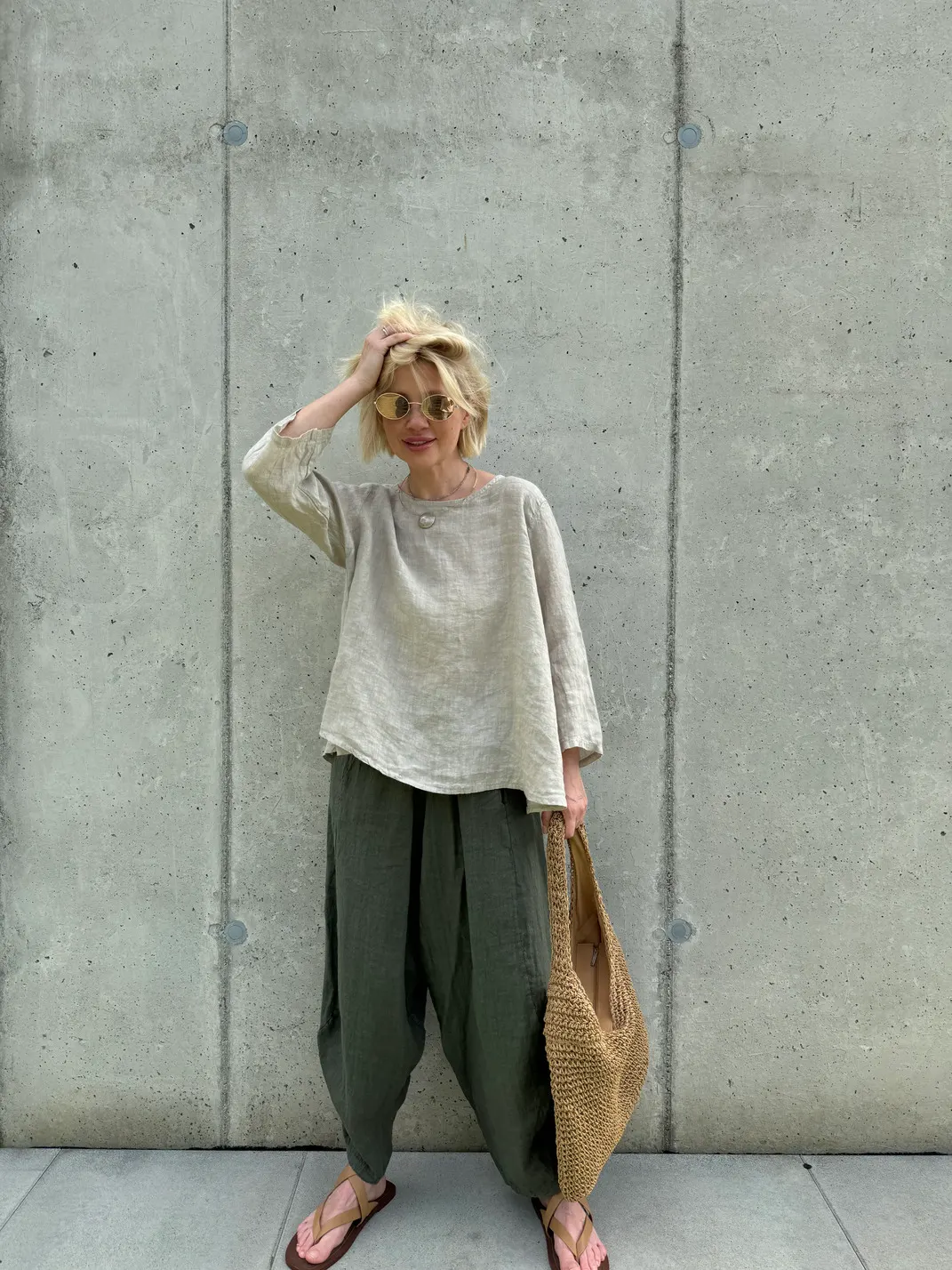 Cropped-Leinenhemd mit Knöpfen am Rücken in Beige