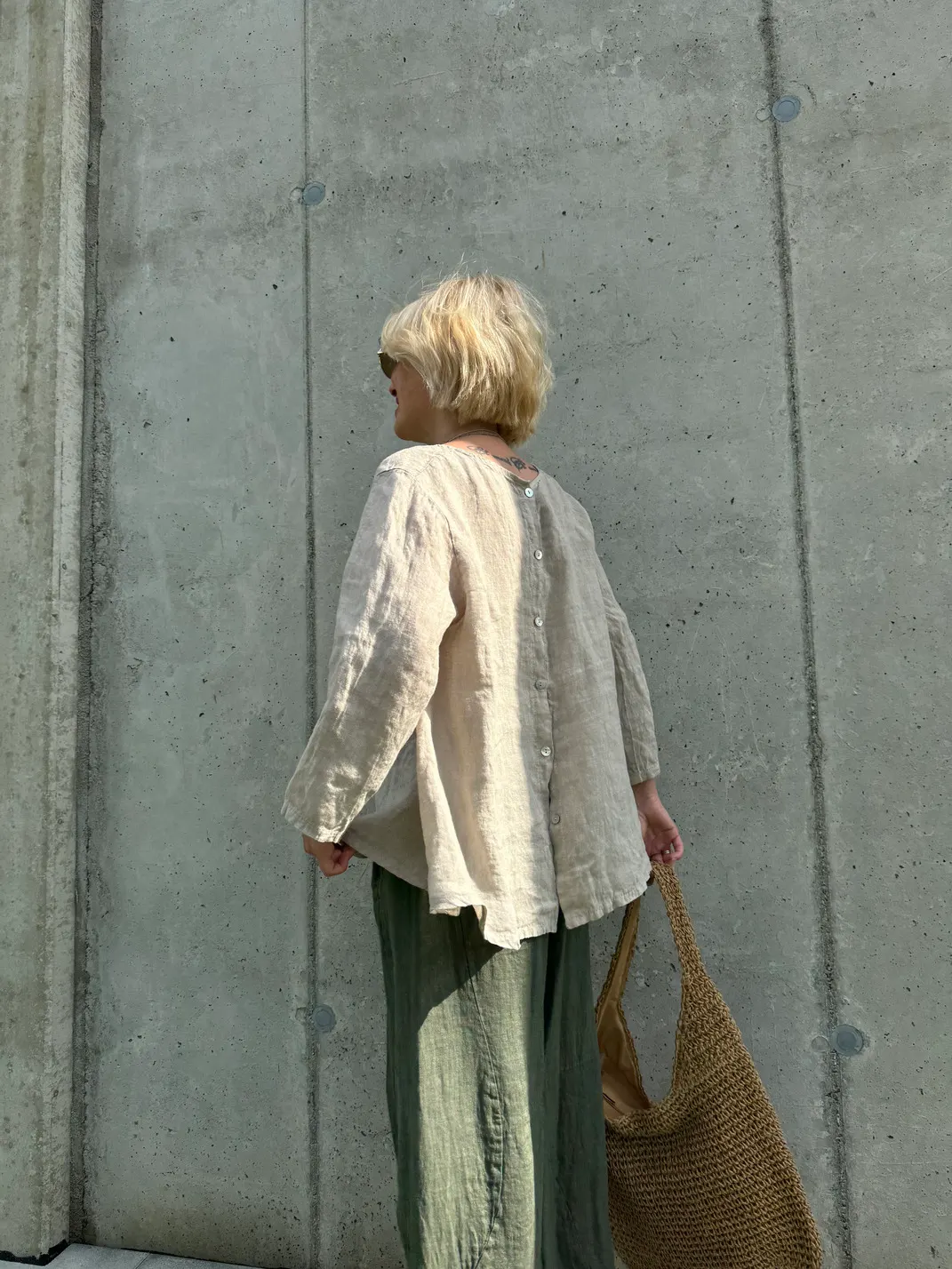 Cropped-Leinenhemd mit Knöpfen am Rücken in Beige