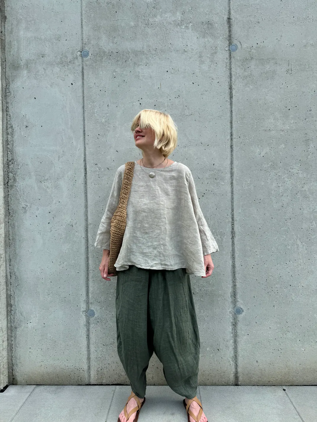 Cropped-Leinenhemd mit Knöpfen am Rücken in Beige