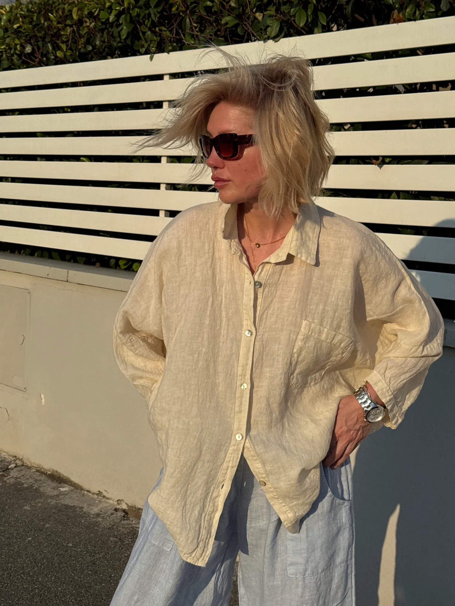 Oversize-Leinenhemd mit Brusttasche in Milchig