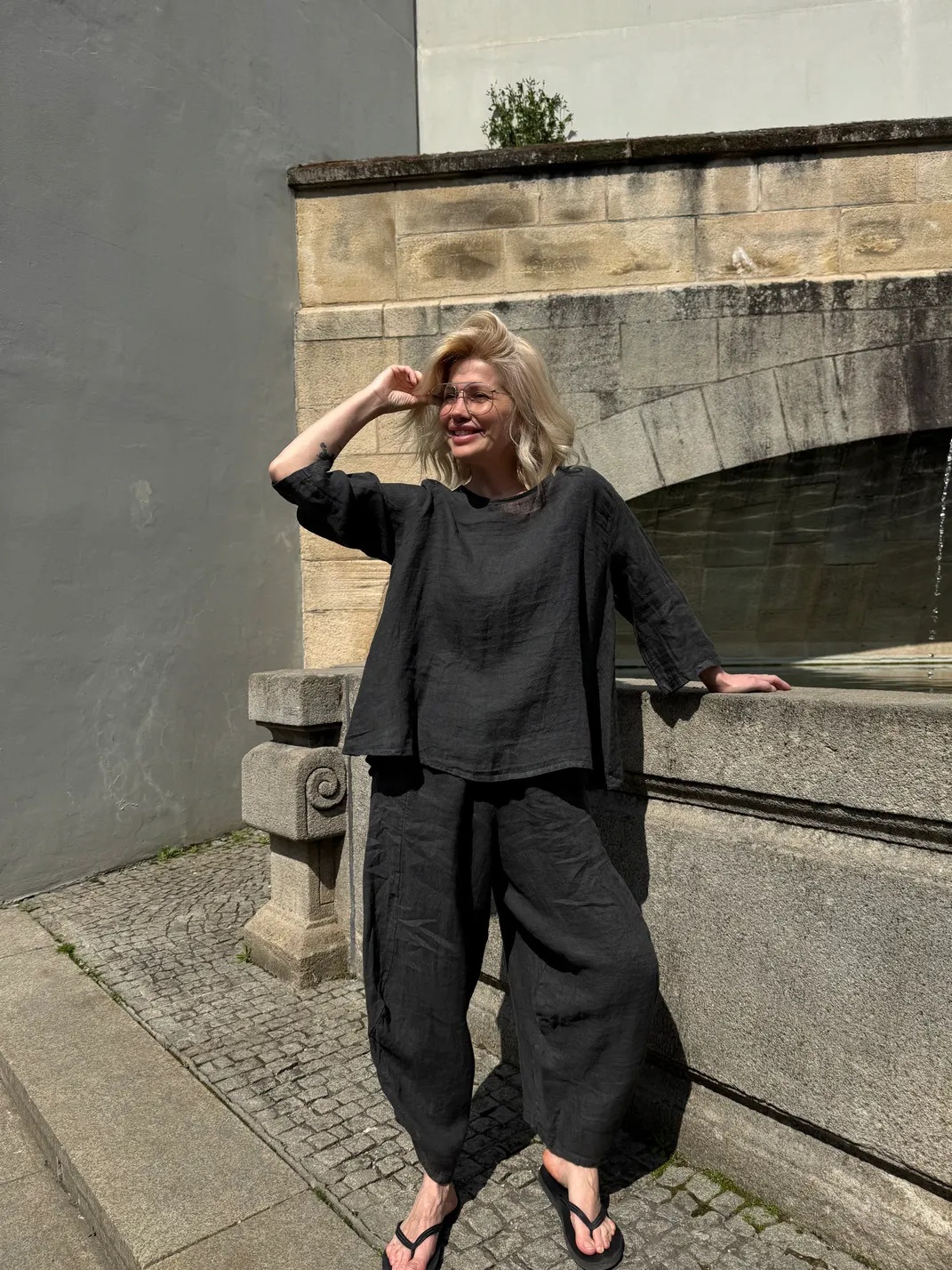 Voluminöse verkürzte Leinenhose Shik in Graphit