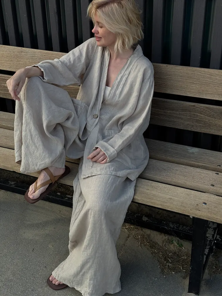 Weite Leinenhose mit drei Knöpfen in Beige