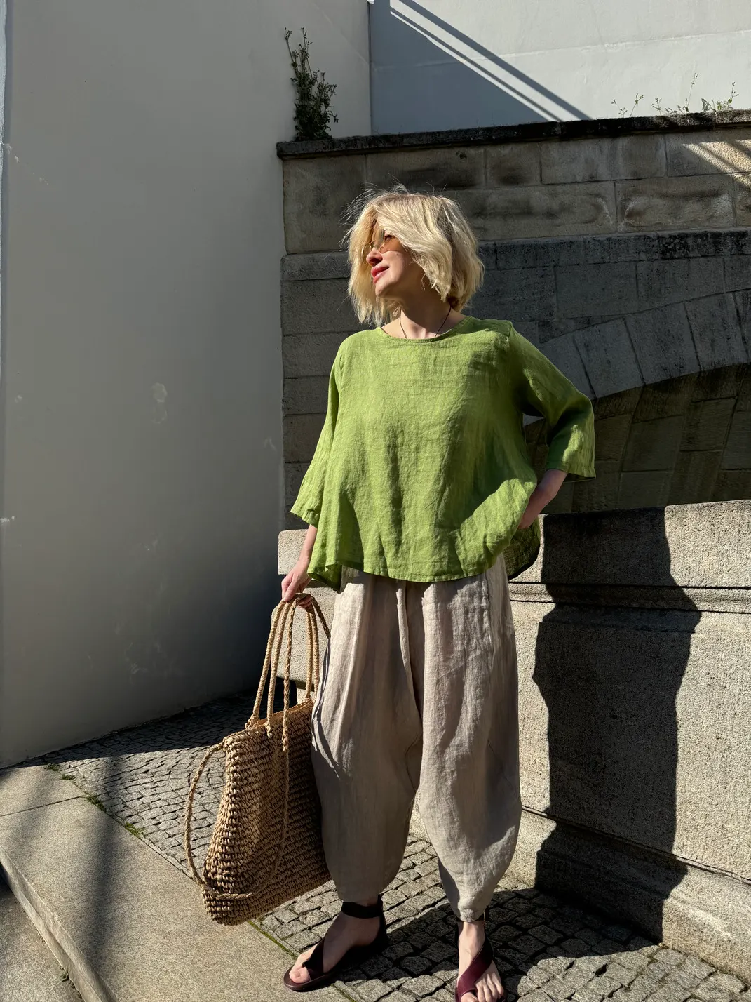 Voluminöse verkürzte Leinenhose Shik in Beige