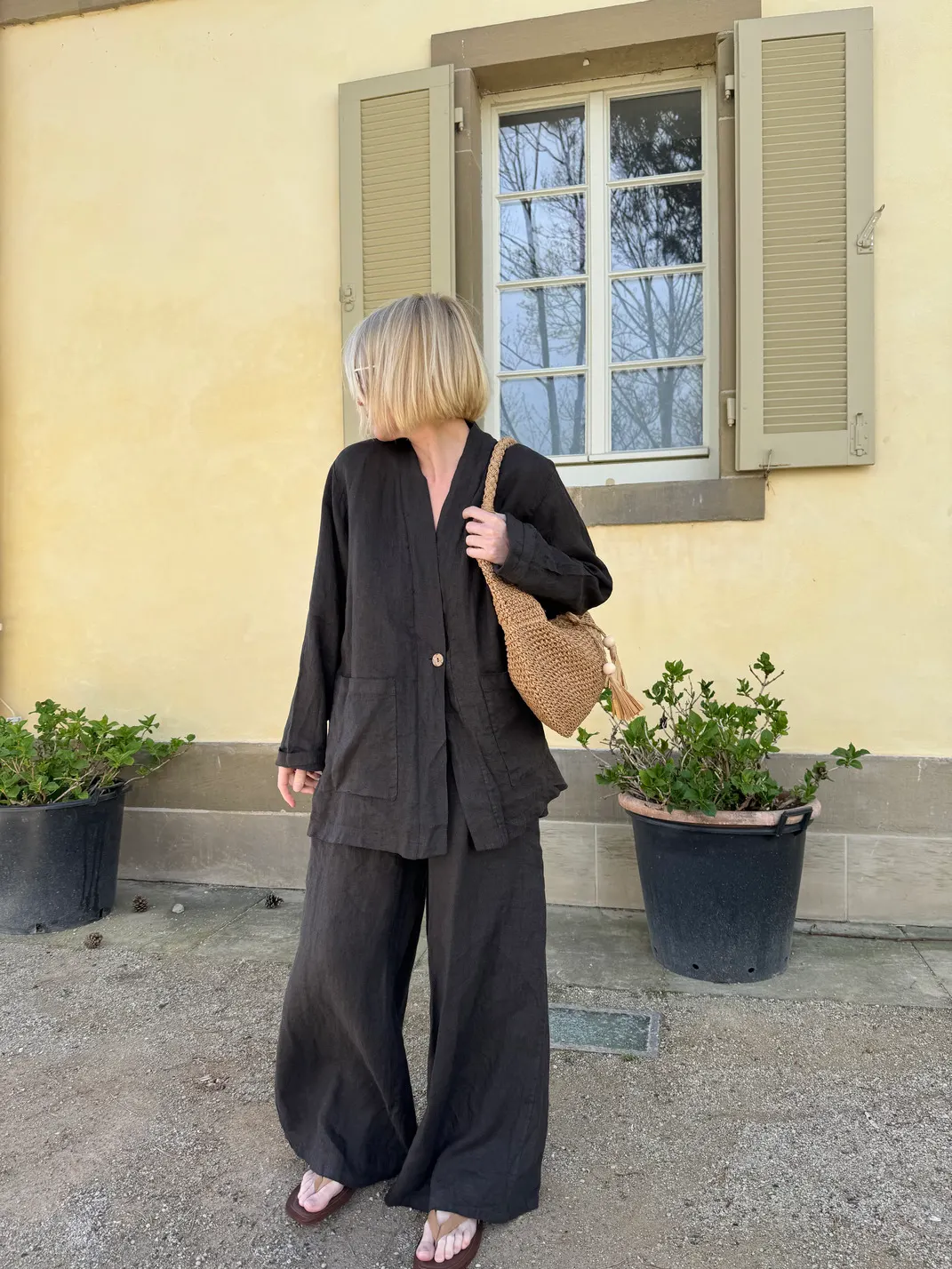 Weite Leinenhose mit drei Knöpfen in Schokolade