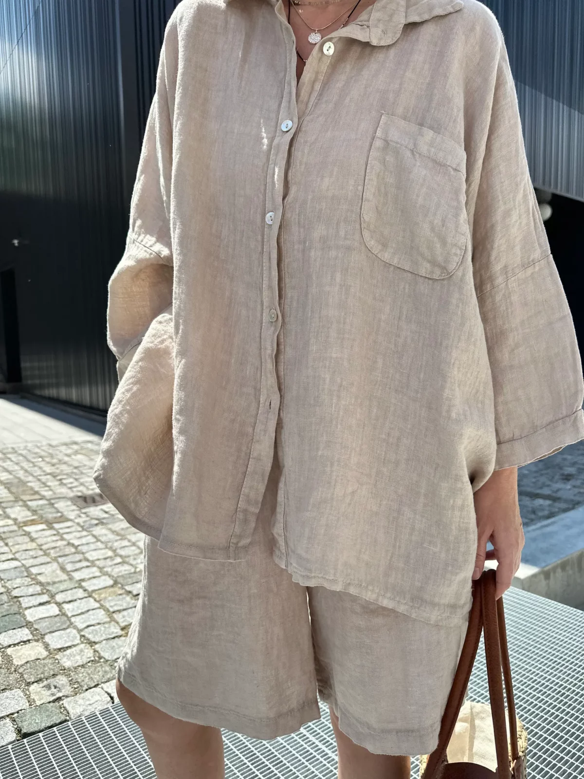 Oversize-Leinenhemd mit Brusttasche in Puder