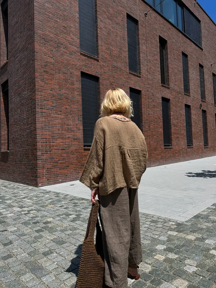 Leinenhemd mit ausgefransten Kanten in Camel