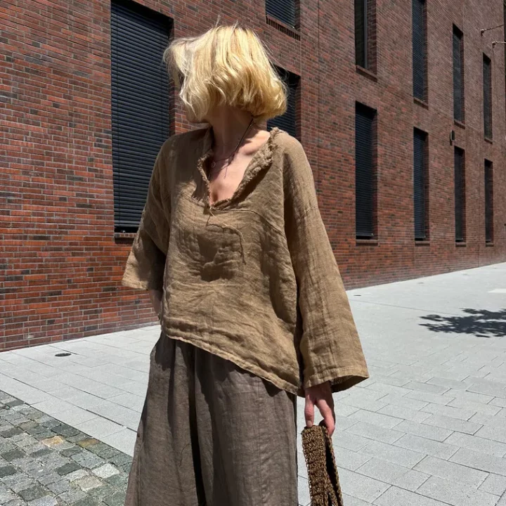 Leinenhemd mit ausgefransten Kanten in Camel