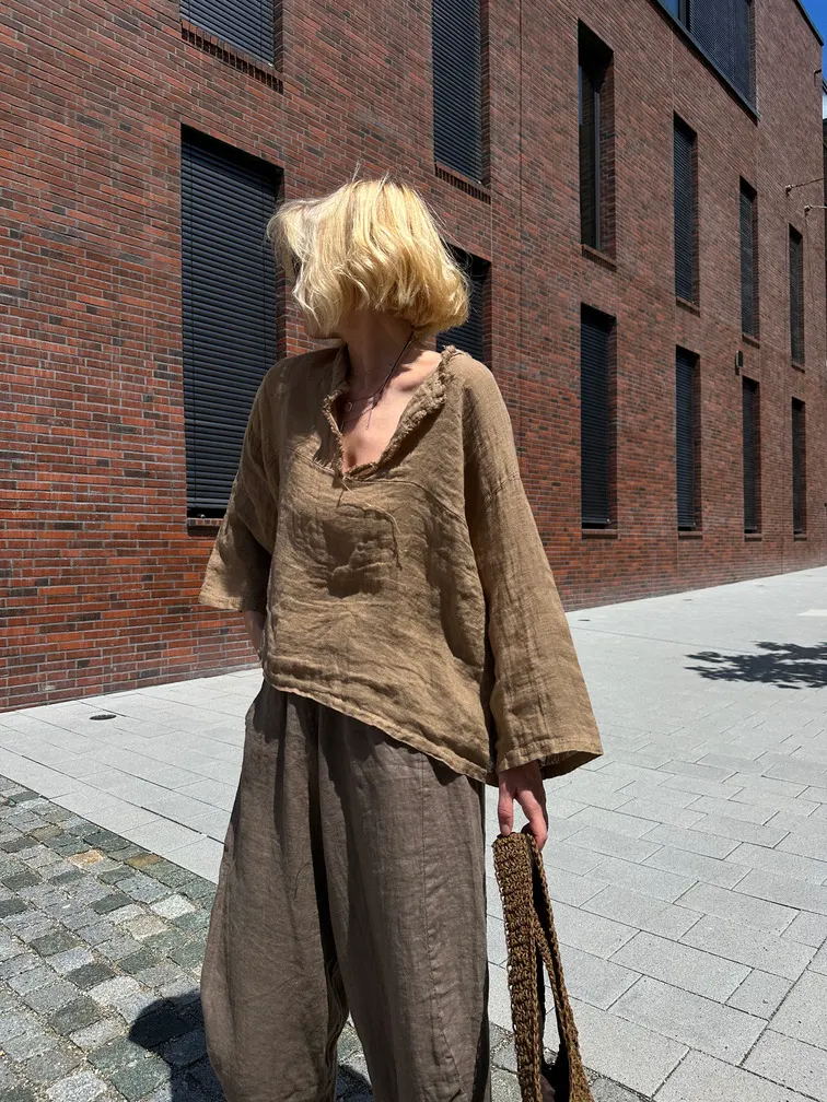 Leinenhemd mit ausgefransten Kanten in Camel