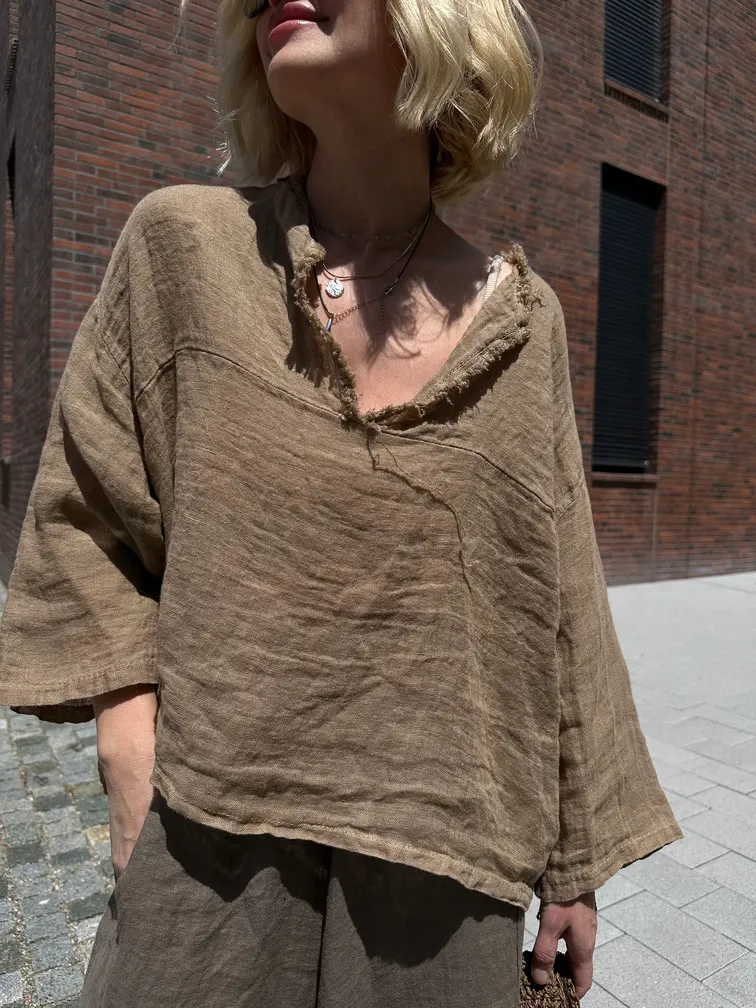 Leinenhemd mit ausgefransten Kanten in Camel