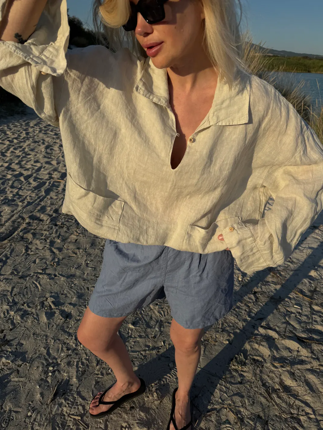 Verkürzte Shorts mit Formbund und Gummizug in Dunkelblau
