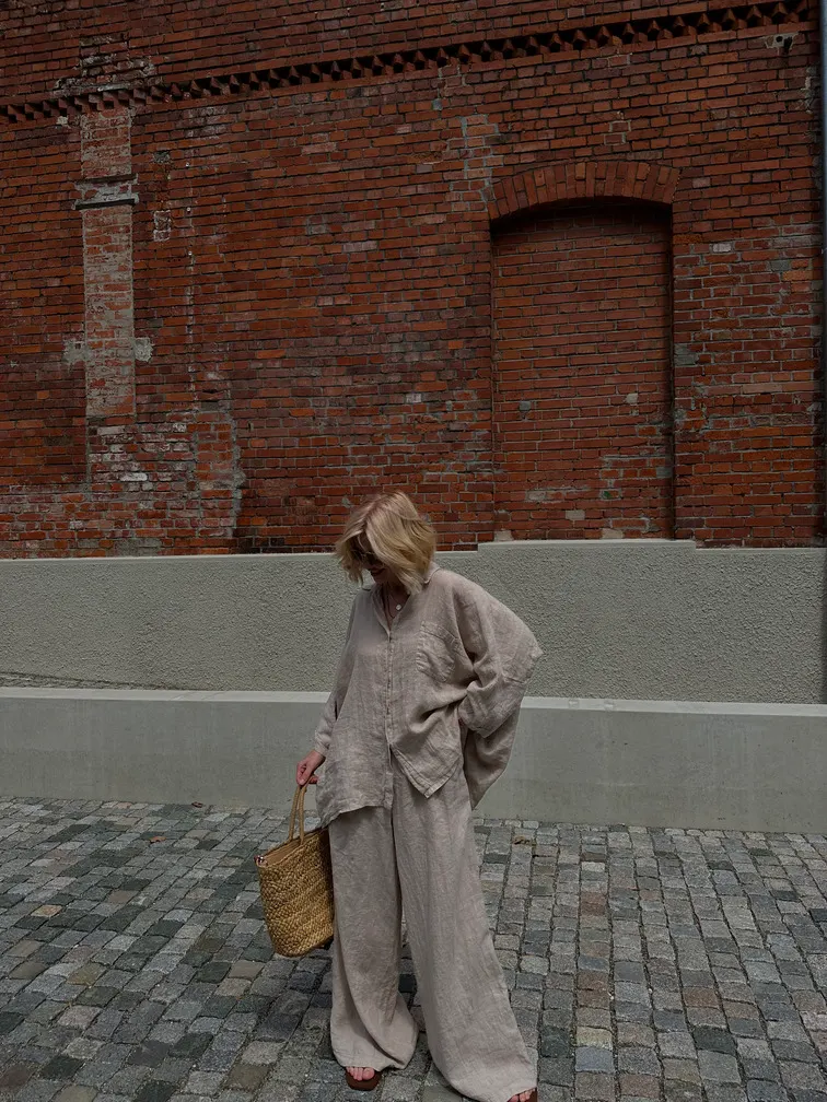 Weite Leinenhose mit Gummibund und Kordelzug in Beige